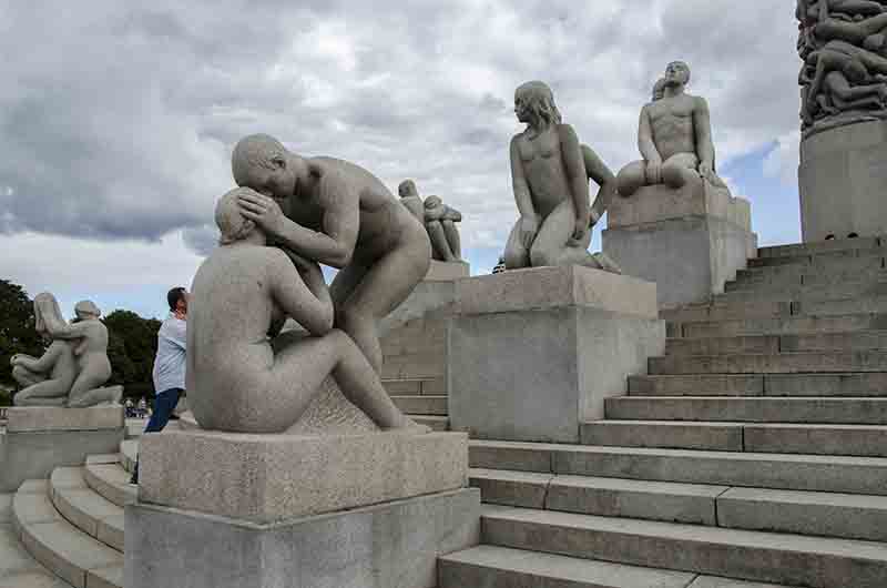 84 - Noruega - Oslo - parque Vigeland - El Monolito - esculturas